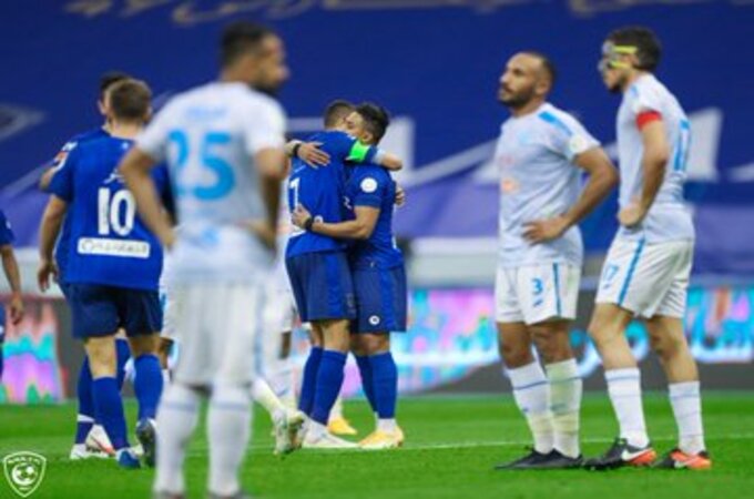 الهلال يهزم الفتح بثلاثية ويعتلي صدارة الدوري