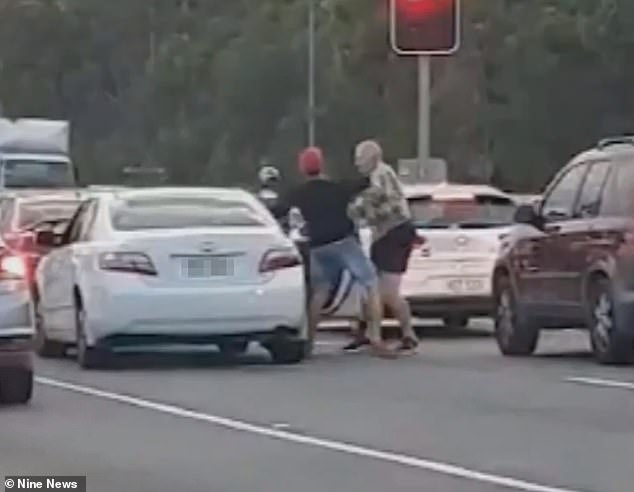 فيديو .. شاب يعتدي على رجل ستيني باللكمات في مشهد مفزع