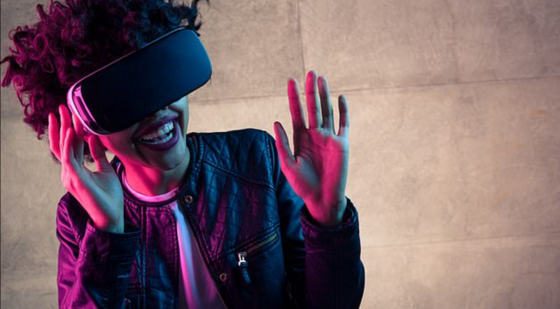 آبل تعمل على تطوير نظارة واقع افتراضي VR لأول مرة  (1)
