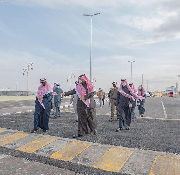 أمير الشمالية يتفقد جسر المساعدية ويوجه بإنجازه في موعده