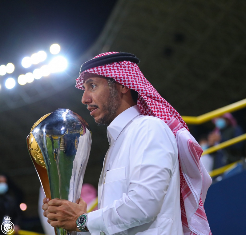 رئيس النصر مع كأس السوبر