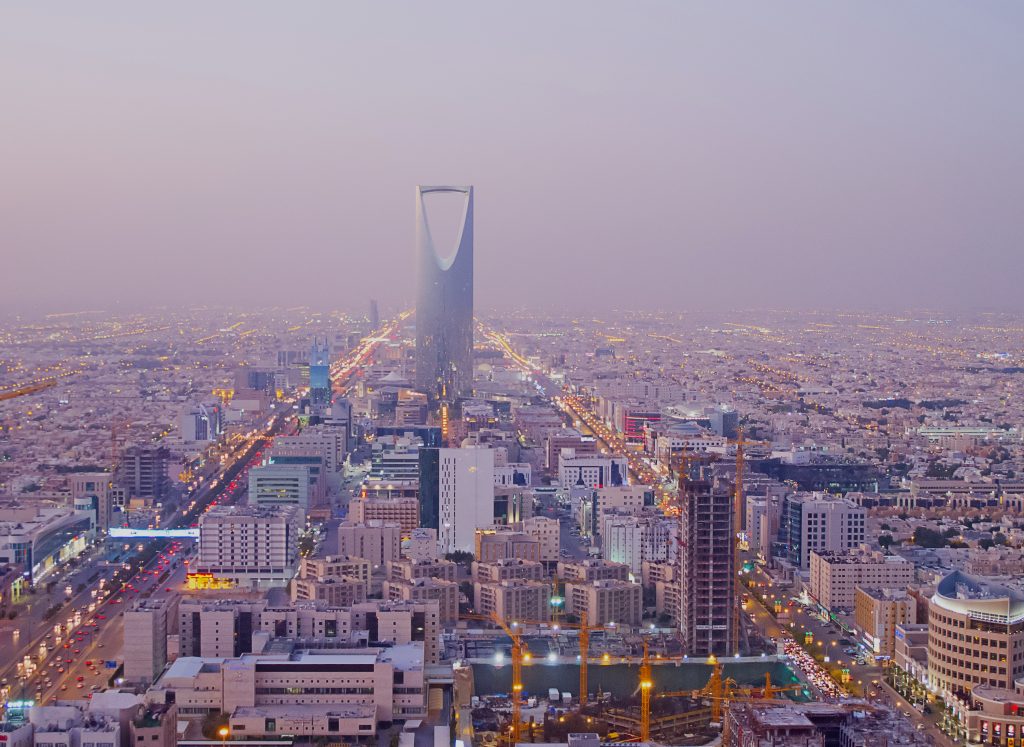 القبض على مواطن انتحل صفة الأمن لسلب العمالة في الرياض
