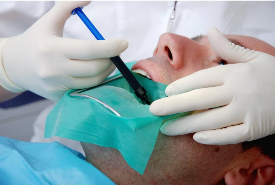 طبيب أسنان يُفصل تعسفيًا والموارد البشرية ترد