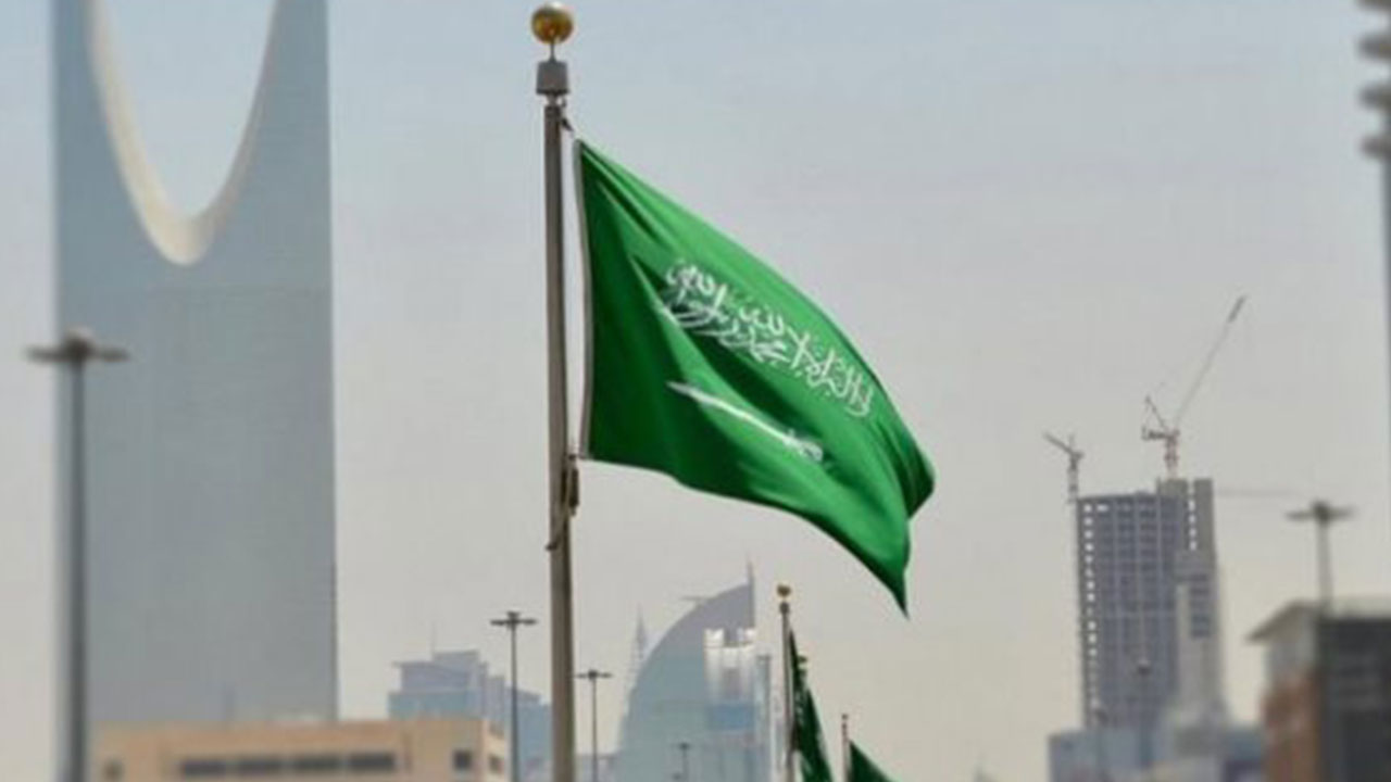 العلم السعودي رمز لوحدة المملكة ودلالة تلاحمها عبر التاريخ