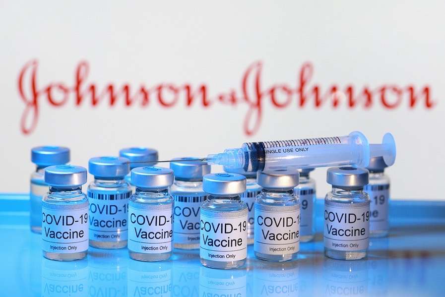 السلطات الصحية الأمريكية توقف استخدام ملايين الجرعات من لقاح جونسون