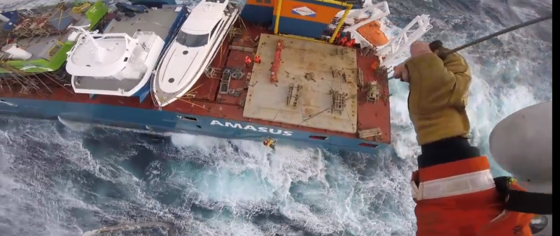 فيديو.. شاهد سفينة شحن تتقاذفها الأمواج بشكل مرعب (1)