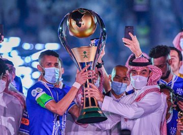 وزير الرياضة يتوج الهلال بـ الدوري