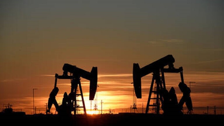 ارتفاع أسعار النفط مدعومة بتراجع سعر الدولار