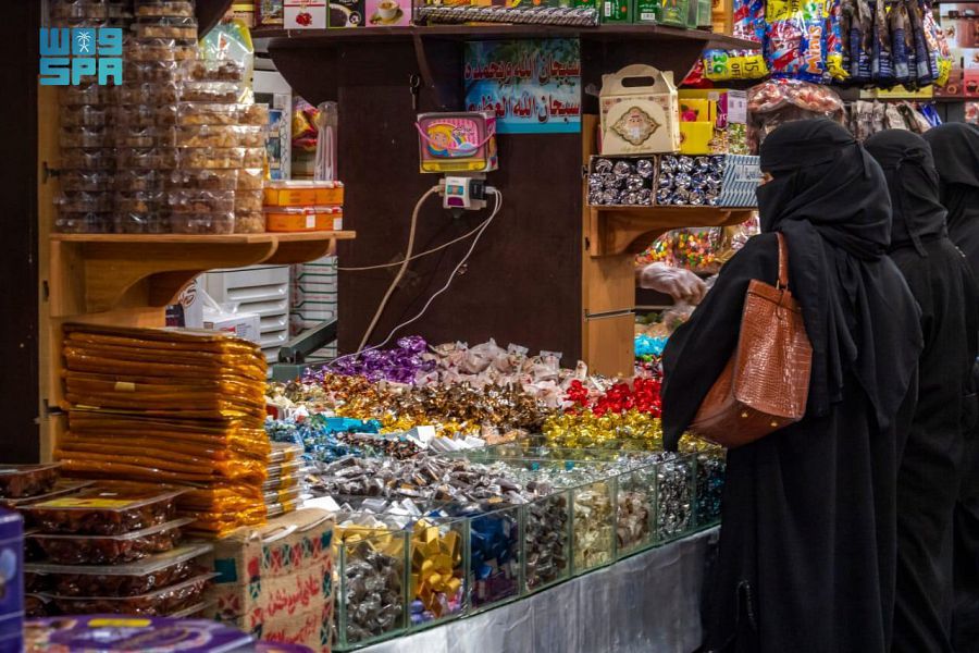 عيد الفطر ينعش أسواق الحلويات في الباحة