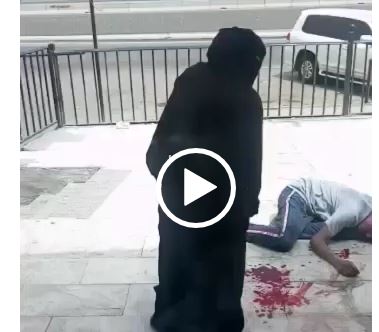 إيقاف رجل وامرأة ظهرا بمقطع فيديو أحدهما مصاب وملقى على الأرض في جدة