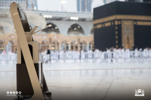 10 أجهزة روبوت لتعقيم المسجد الحرام
