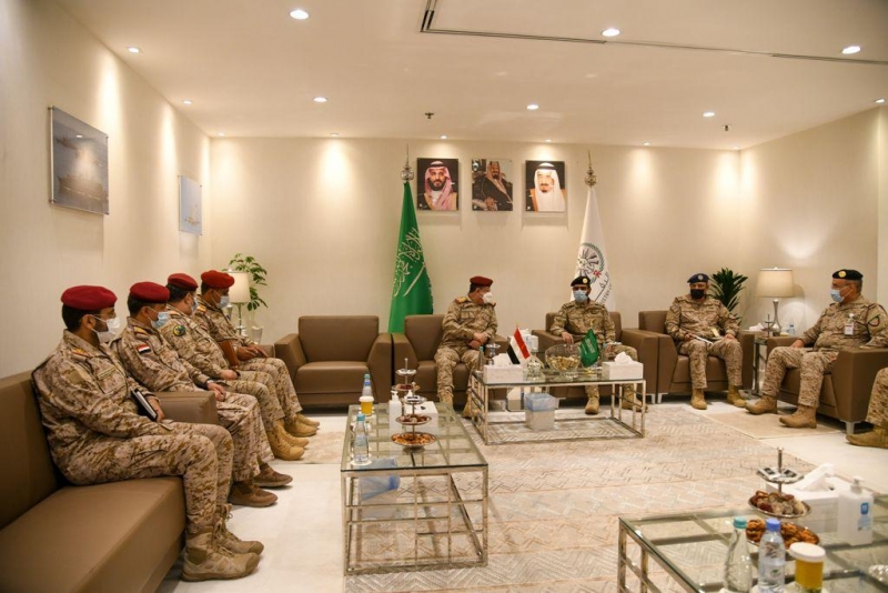 قائد القوات المشتركة المكلف يبحث سير العمليات العسكرية مع وزير الدفاع اليمني