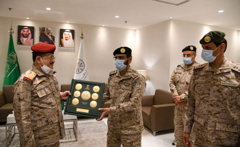 قائد القوات المشتركة المكلف يبحث سير العمليات العسكرية مع وزير الدفاع اليمني