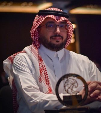 سعودي يحصد جائزة القمة كأفضل قيادي للموارد البشرية