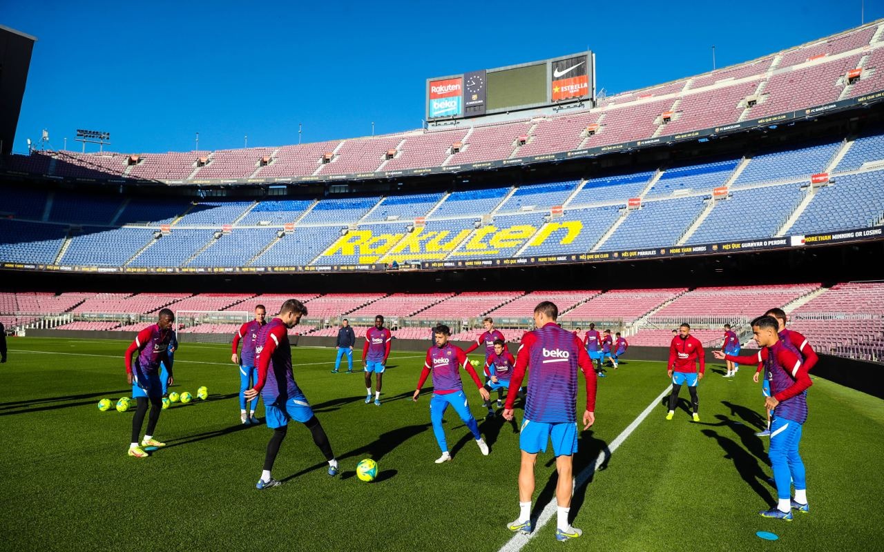 قرعة الدوري الأوروبي.. برشلونة يصطدم بنابولي