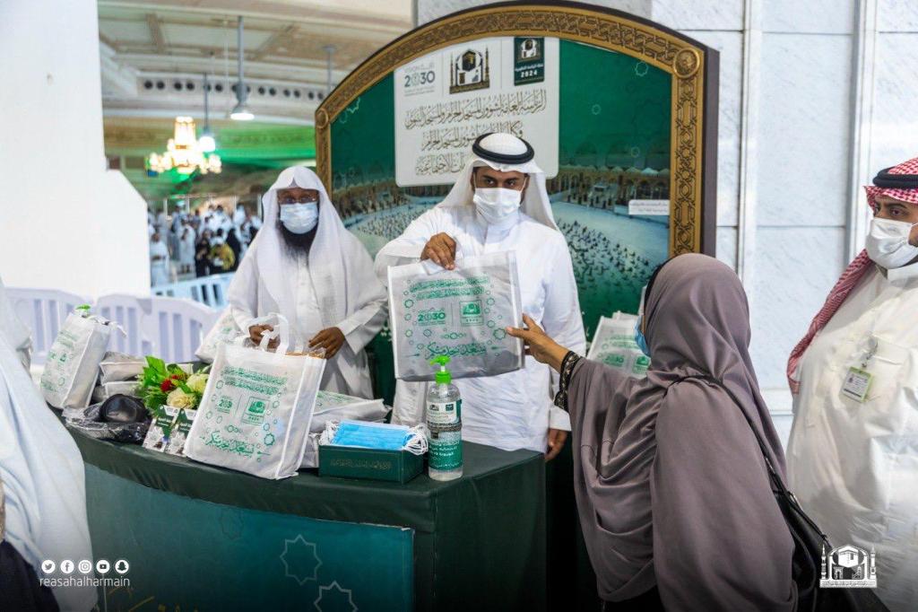 توزيع حقائب شتوية على زوار المسجد الحرام