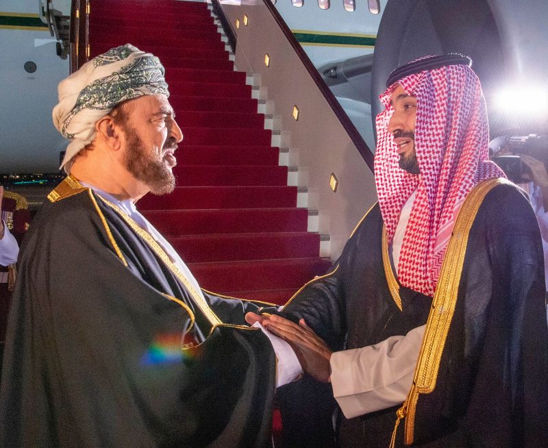 محمد بن سلمان يغادر عمان والسلطان هيثم على رأس مودعيه