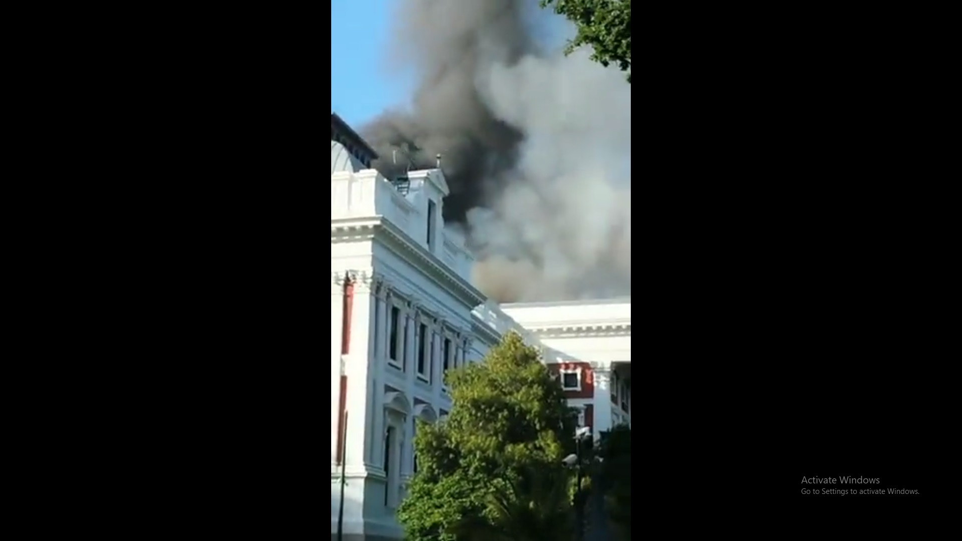 حريق ضخم يلتهم برلمان جنوب إفريقيا
