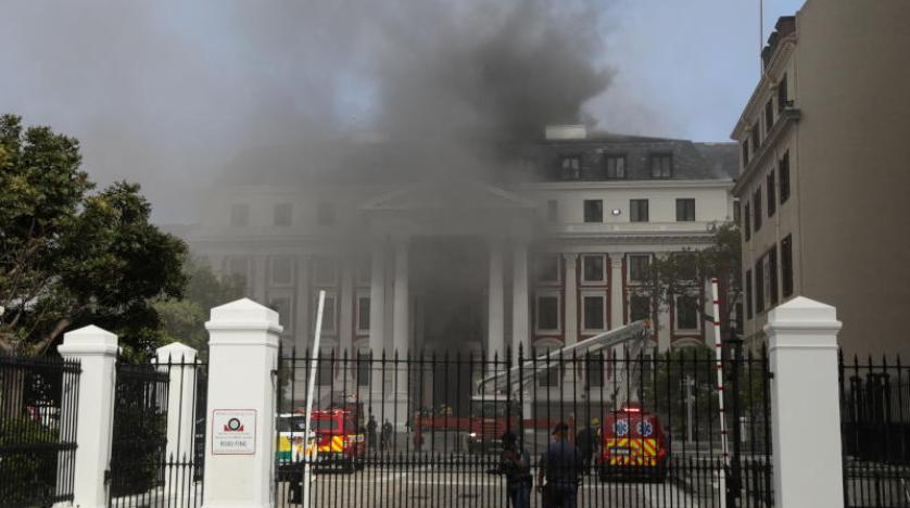 حريق هائل يلتهم مبنى البرلمان في جنوب إفريقيا