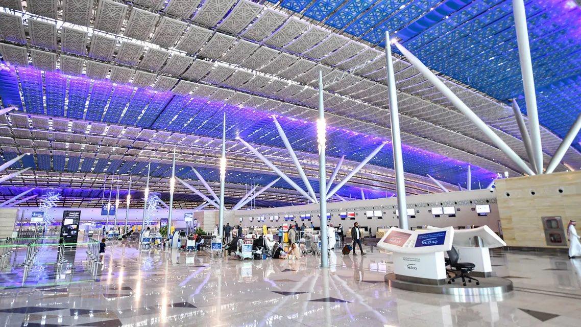 مطار الملك عبدالعزيز يتيح شحن عبوات زمزم للحجاج