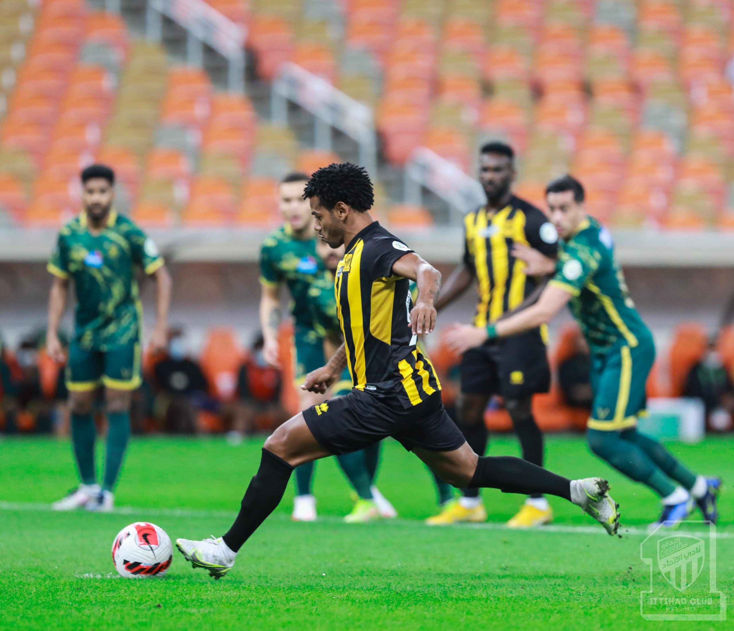 الاتحاد يتفوق على النصر بثنائية في الشوط الأول