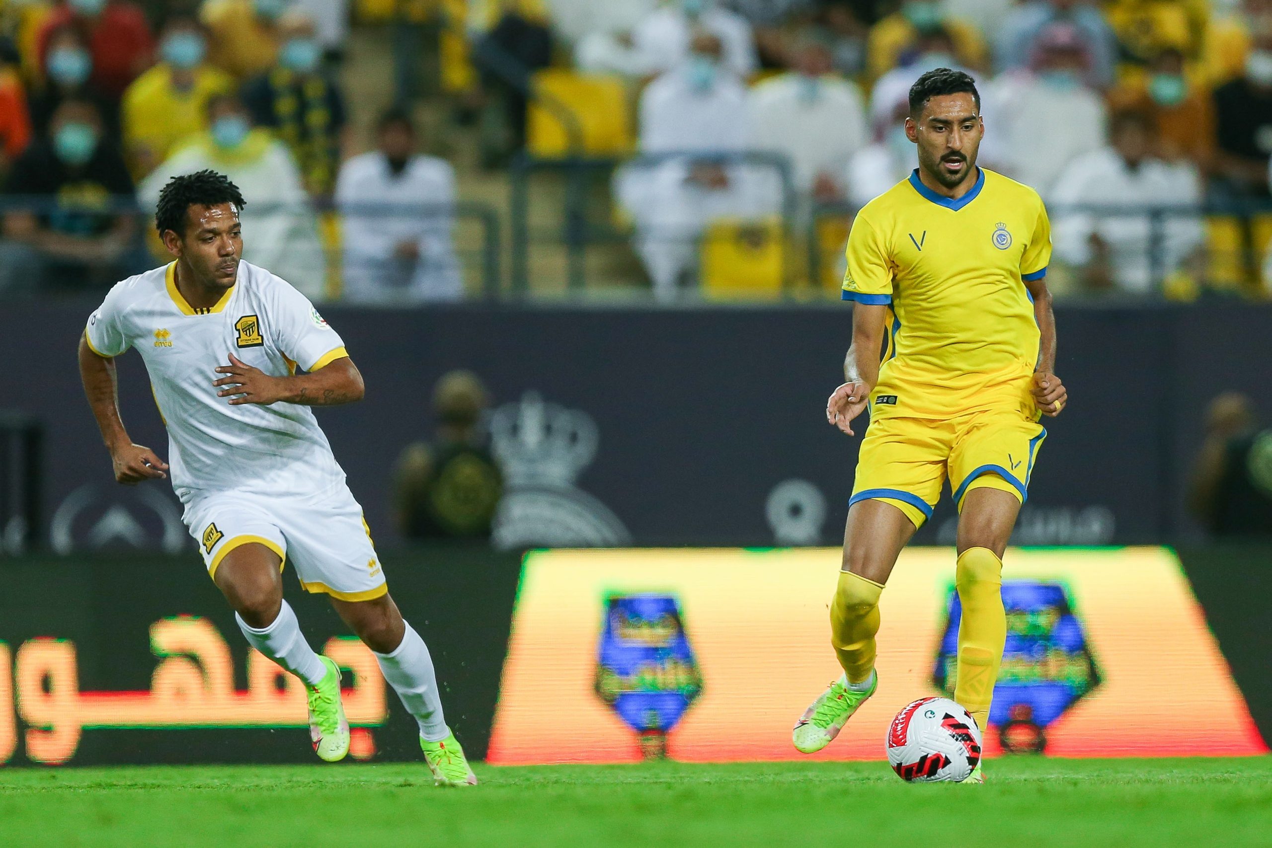 إسباني يُدير كلاسيكو الاتحاد والنصر