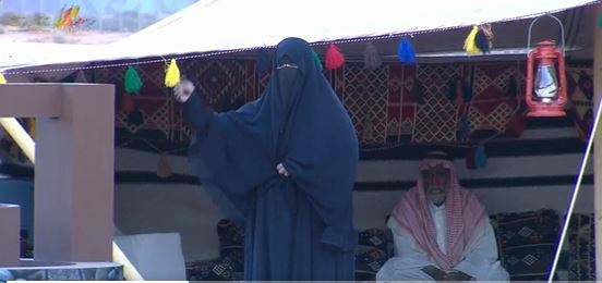 “شوفك يطرد الهم”.. امرأة تنادي المنقيات بمهرجان الملك عبدالعزيز للإبل