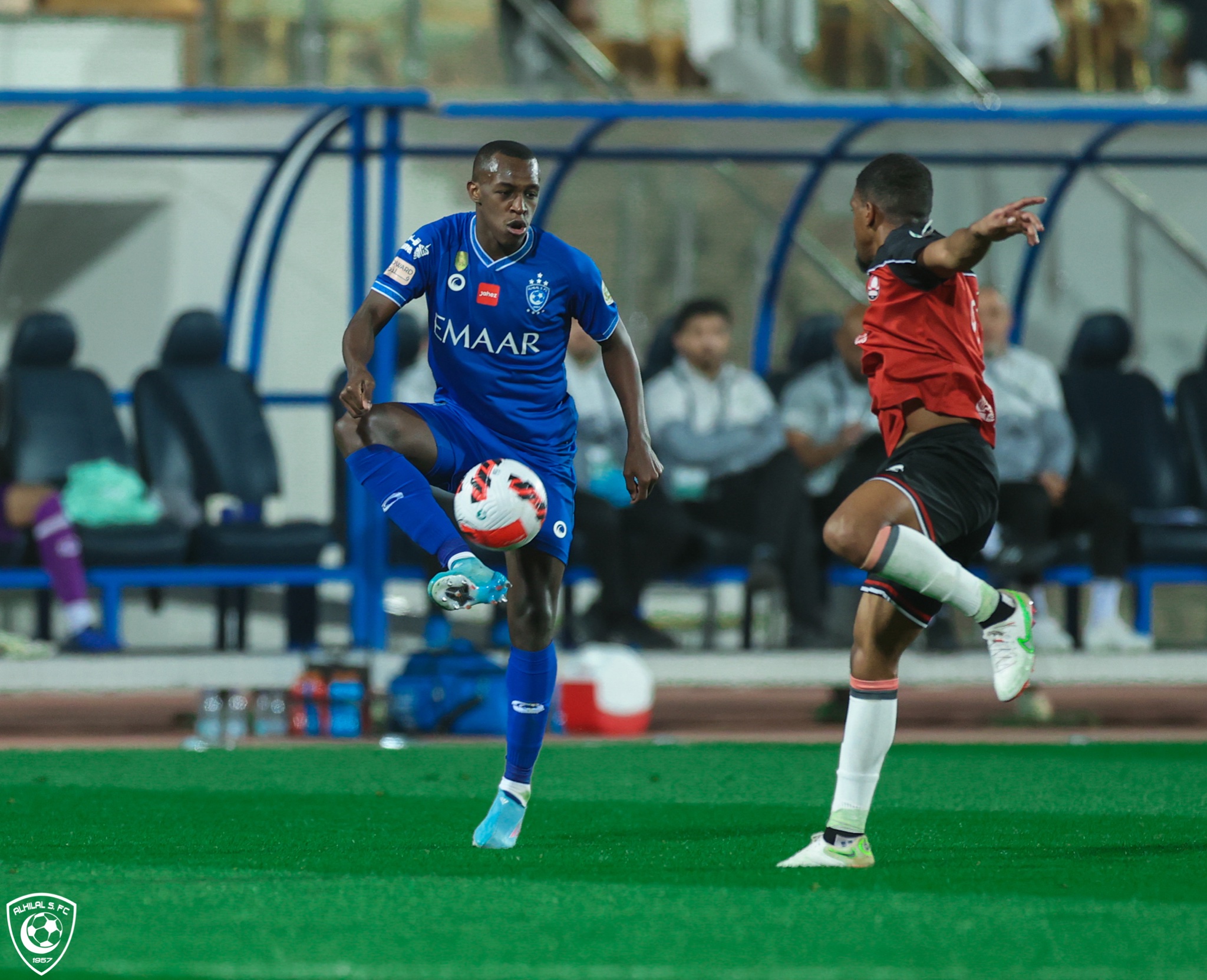 الهلال والرائد يعترضان مبكرًا على التحكيم