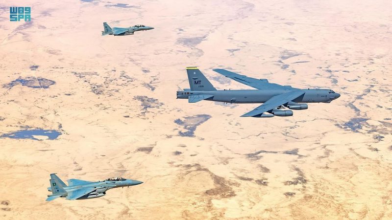 مقاتلتان سعودية ترافق قاذفة B-52 الأمريكية أثناء عبورها الأجواء 