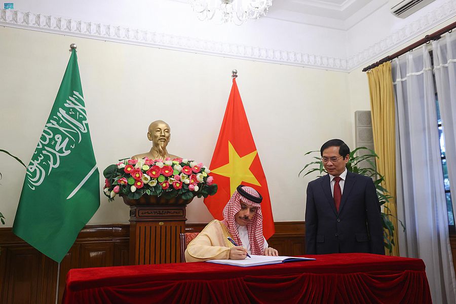 وزير الخارجية يبحث العلاقات الثنائية وتطويرها مع نظيره الفيتنامي