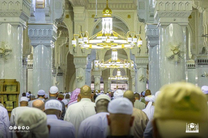 جموع يصلون في المسجد الكبير وملحقاته وساحاته ليلة 28 رمضان يؤدون صلاة التراويح - مواطن