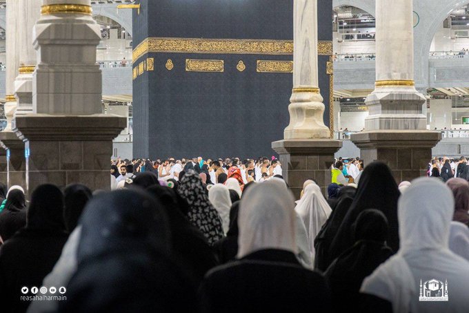 جموع يصلون في المسجد الكبير وملحقاته وساحاته ليلة 28 رمضان يؤدون صلاة التراويح - مواطن