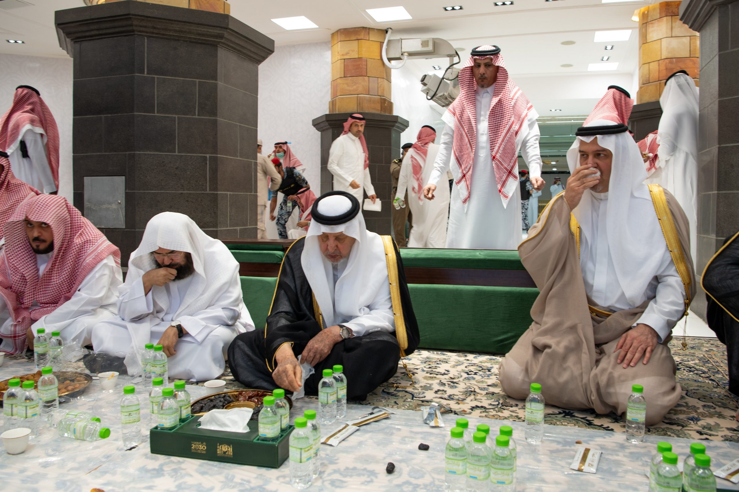 أمير مكة يشارك رجال الأمن إفطارهم بالمسجد الحرام