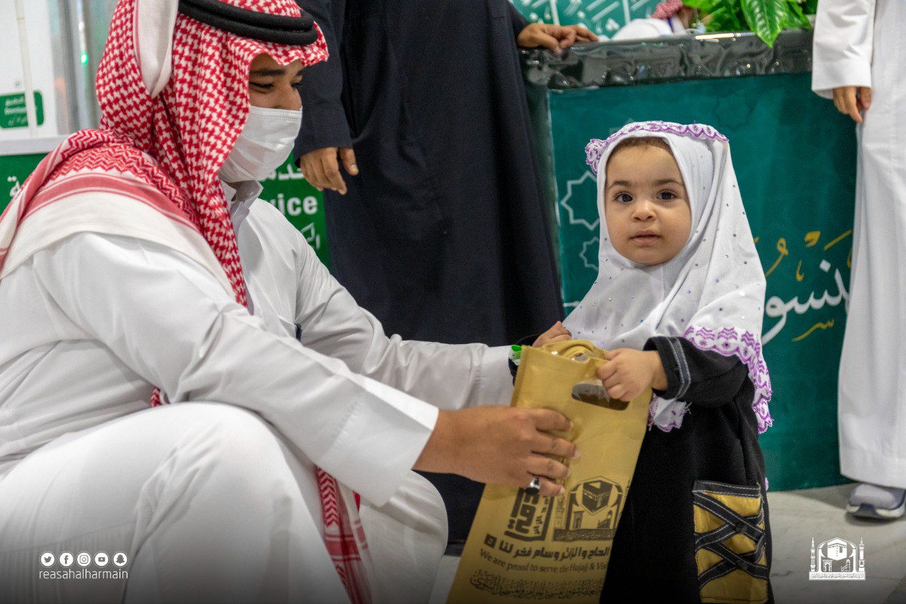 رئاسة الحرمين للمعتمرين والزوار: إفطار ابنكم في الحرم