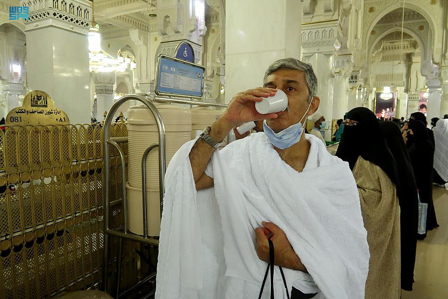 ماء زمزم يطفئ عطش الحجاج زوار المسجد النبوي