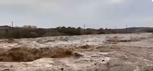 شاهد.. سيل قوي في وادي وراخ شمال الباحة