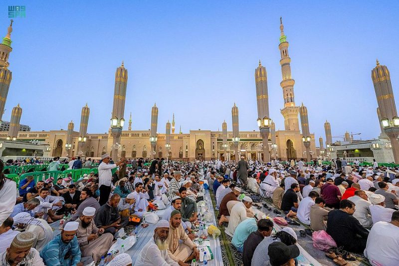 مشاههد توثق مشاعر زوار المسجد النبوي قبيل وداع شهر رمضان