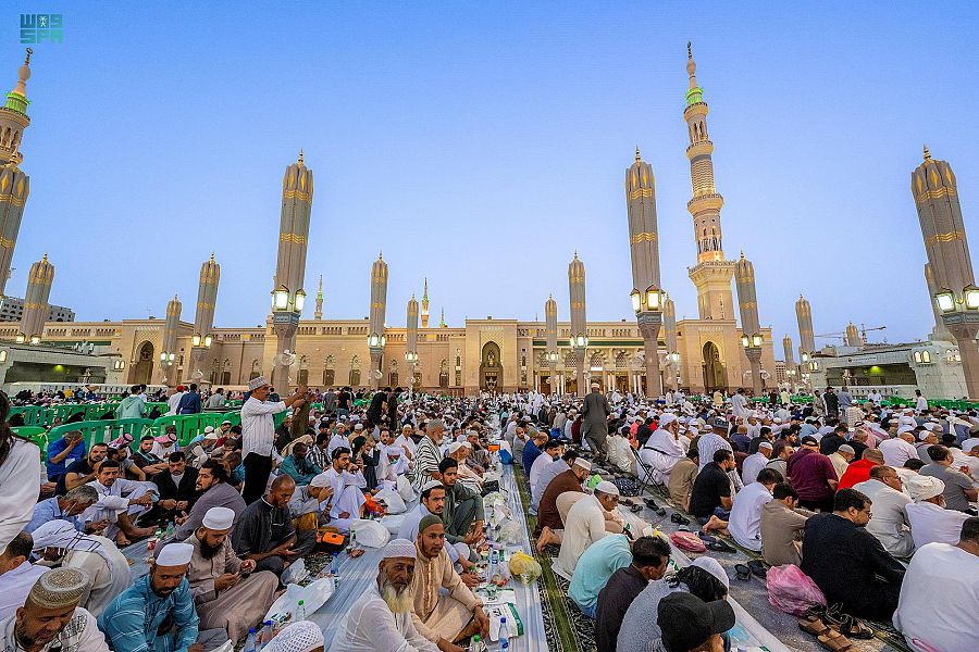 مشاهد توثق مشاعر زوار المسجد النبوي قبيل وداع شهر رمضان