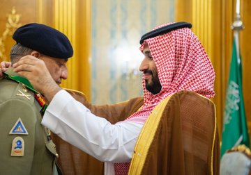 ولي العهد يقلد قائد الجيش الباكستاني وسام الملك عبدالعزيز من الدرجة الممتازة
