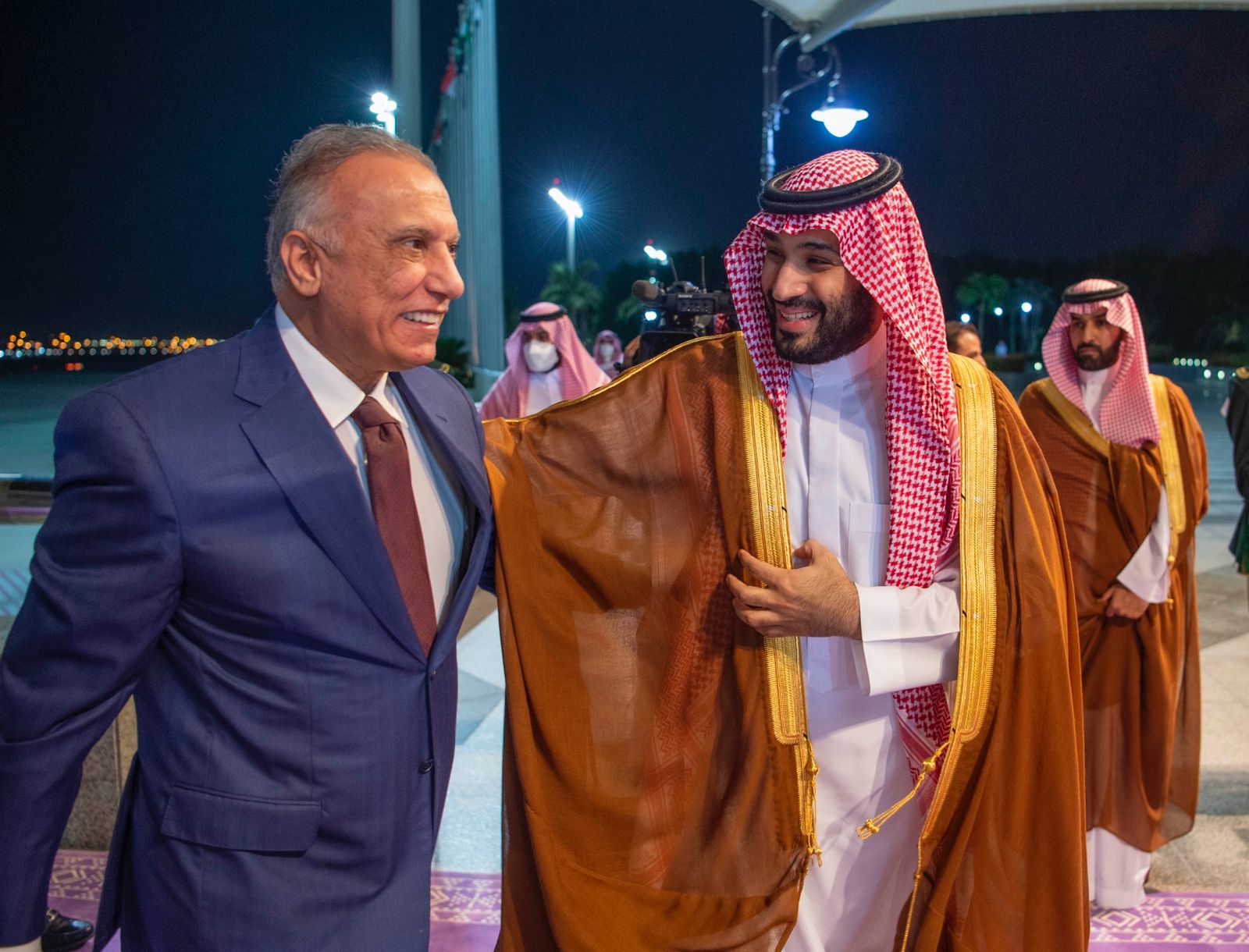 محمد بن سلمان يستقبل رئيس الوزراء العراقي لدى وصوله مطار جدة