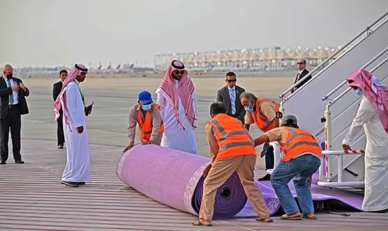 سر السجاد البنفسجي في مراسم استقبال بايدن بقصر السلام 