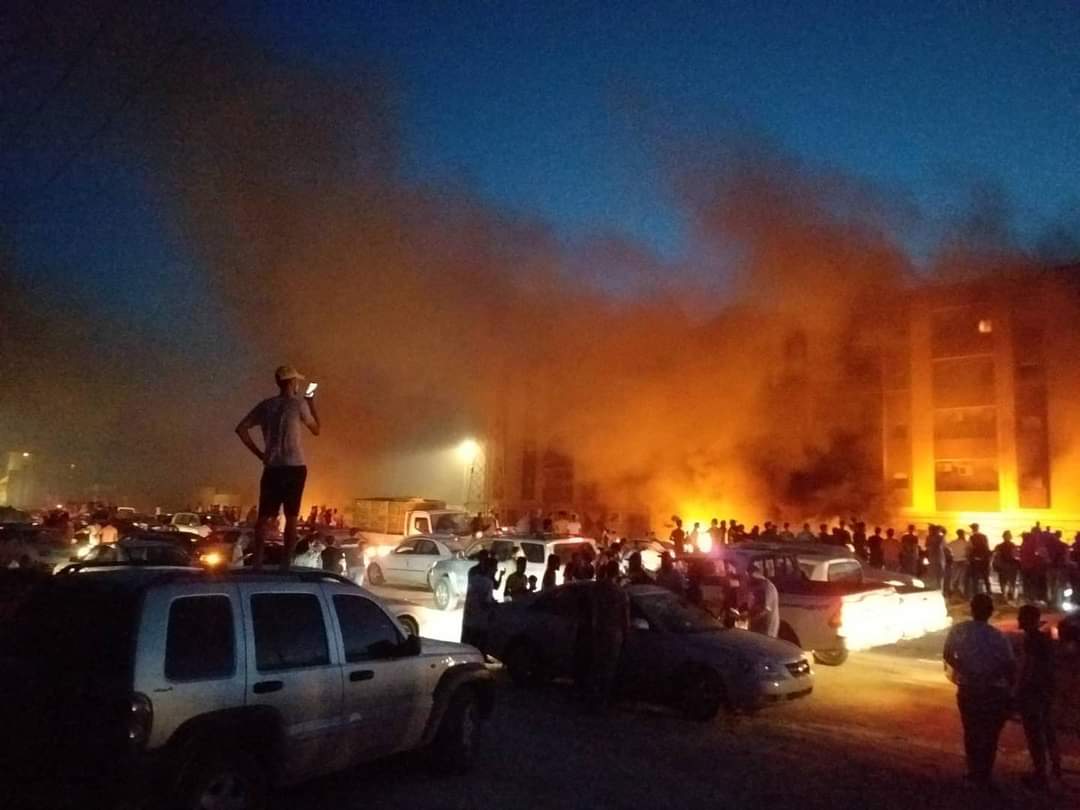 اقتحام وحرق وهدم مقر مجلس النواب في طبرق الليبية