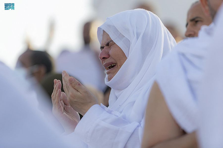 مشاهد مؤثرة.. دموع الفرح والرجاء تمتزج على صعيد عرفات