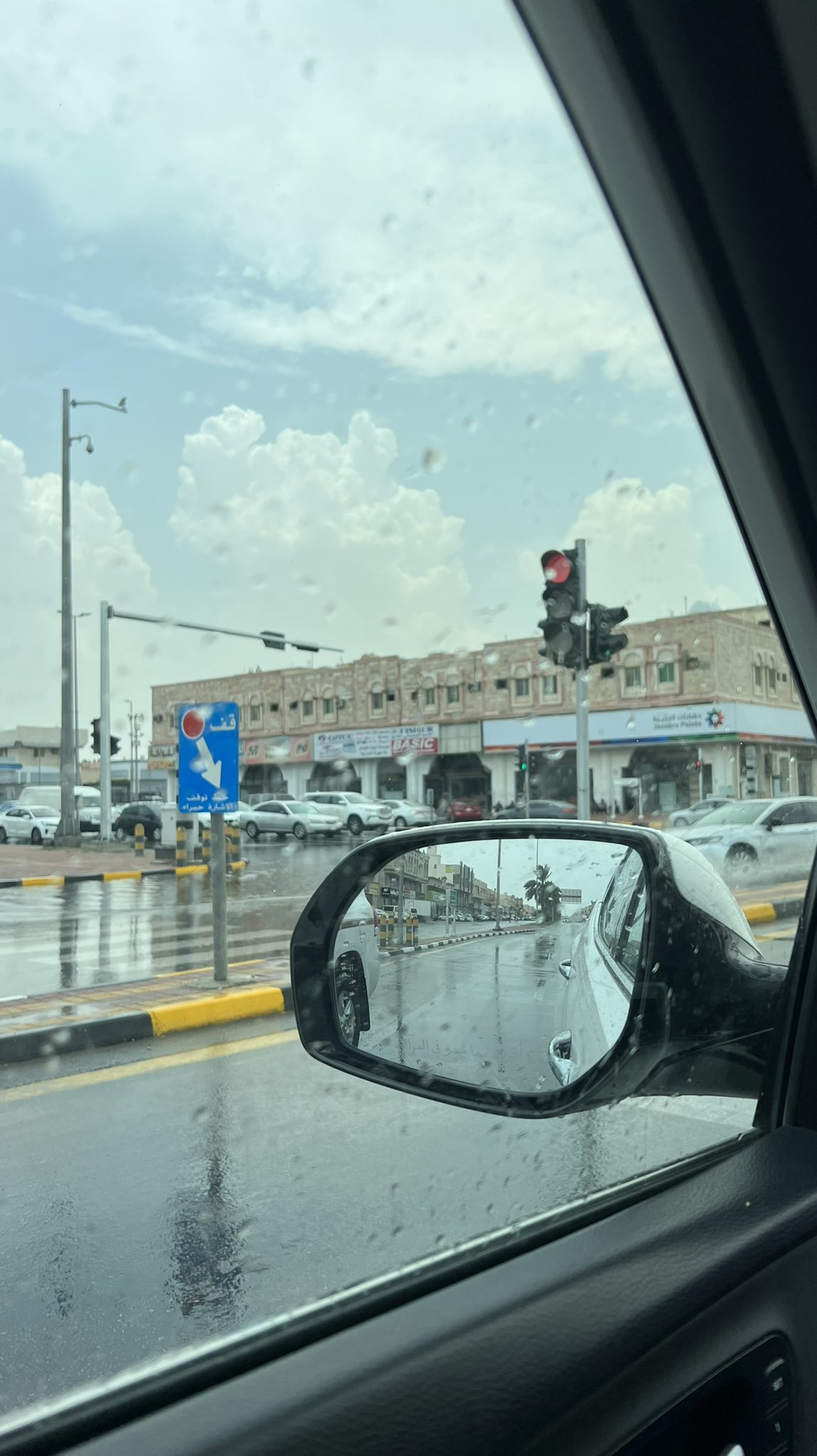 سقوط لافتات واحتجاز المركبات بسبب أمطار الدمام