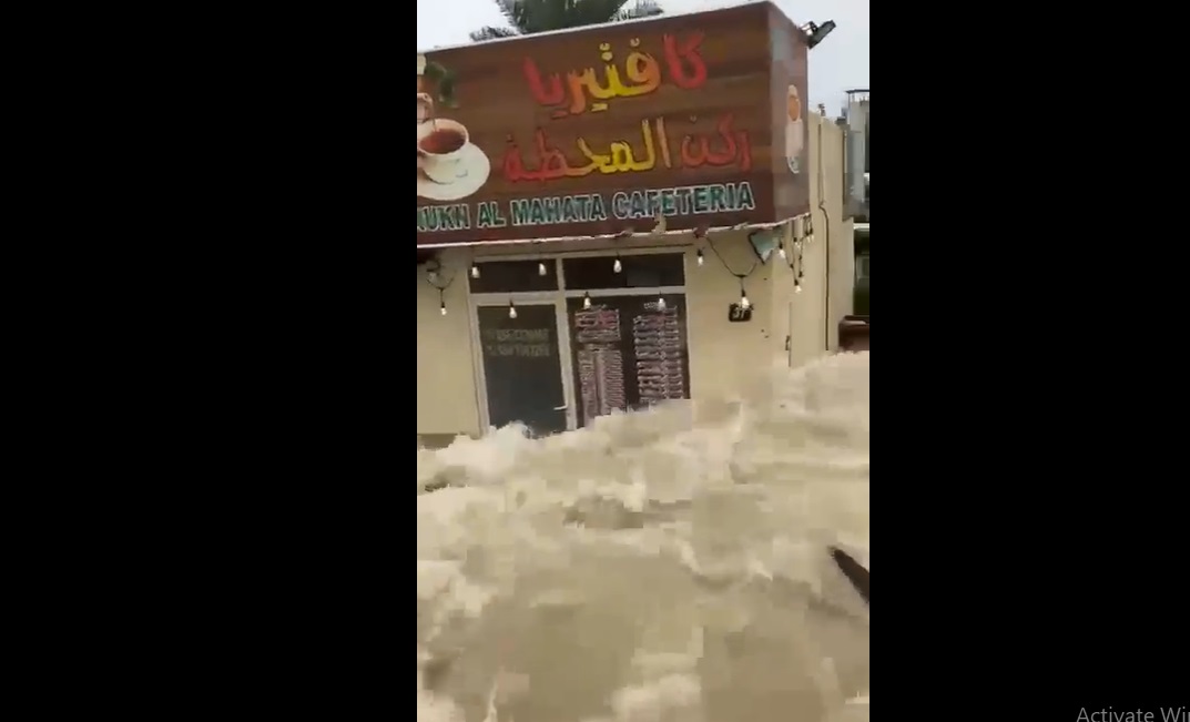 أمطار الشارقة تغرق الشوارع والمحال ولقطات توثق الحالة