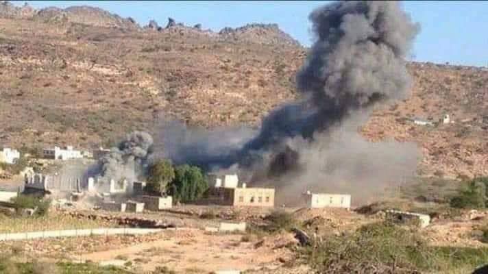 الحوثي يحاصر خبزة ويدمر منازلها ويخترق الهدنة الأممية