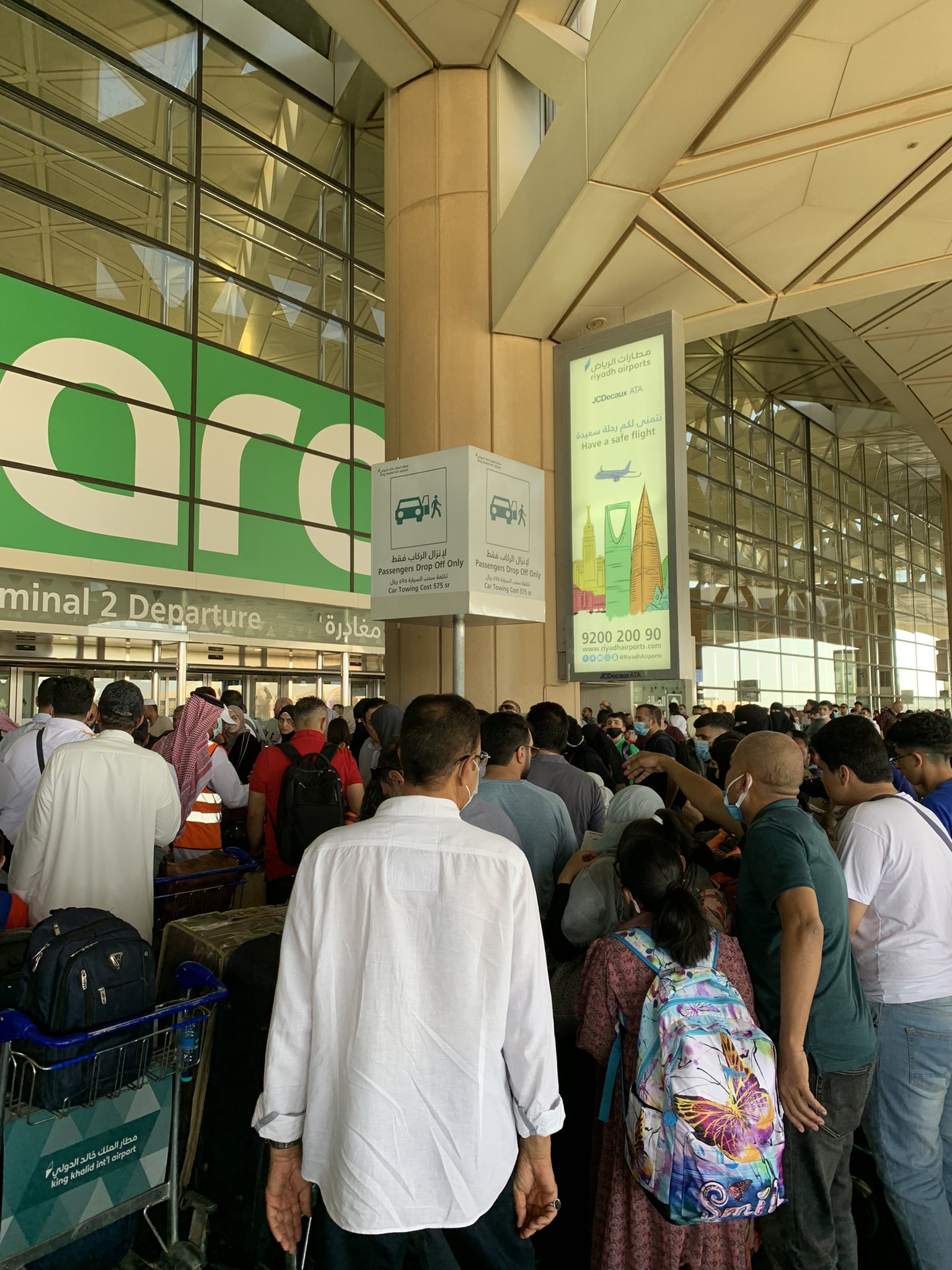 مسافرون يطالبون مطار الملك خالد بالتعويض : الاعتذار ما يوكل عيش