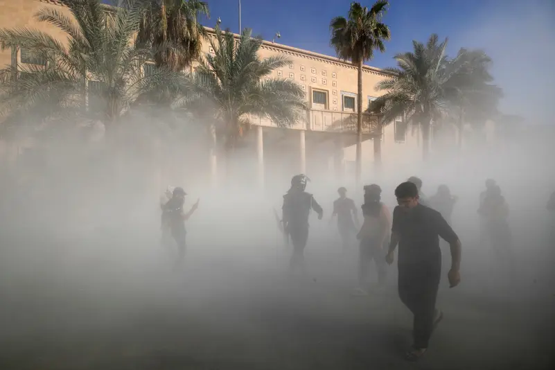 لقطات لاشتباكات مسلحة بين أنصار التيار الصدري والحشد في البصرة
