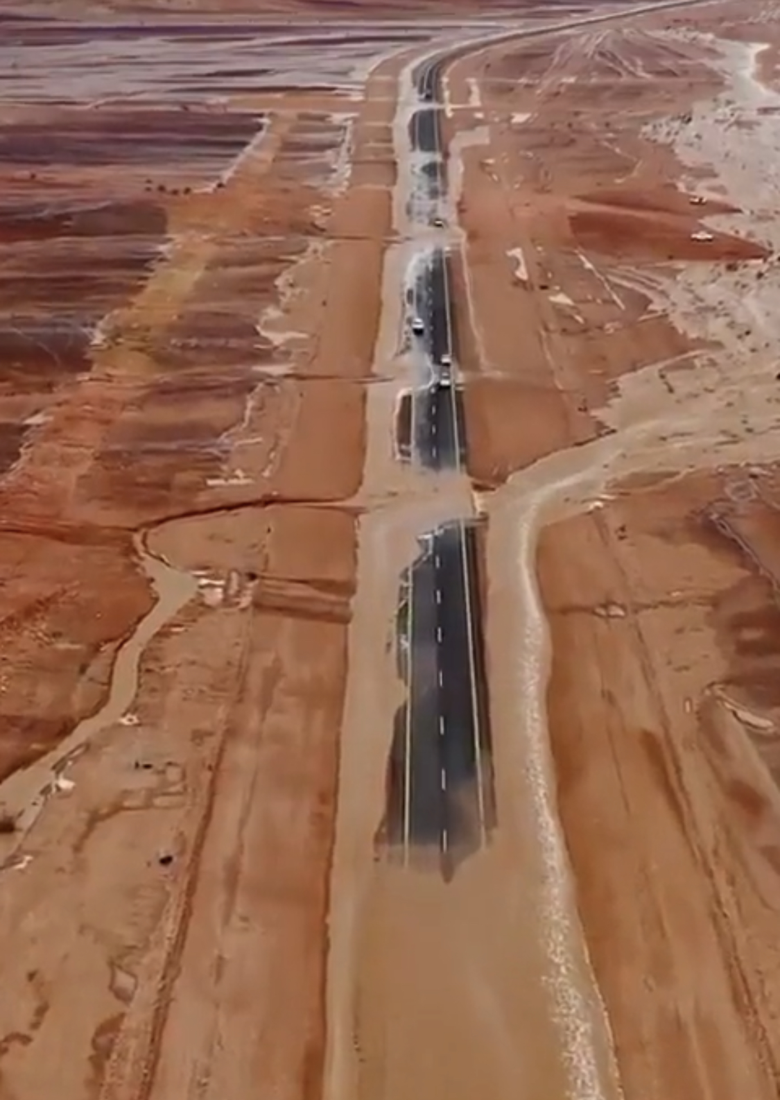 شاهد.. جريان وادي الرمة في حدث نادر بالصيف