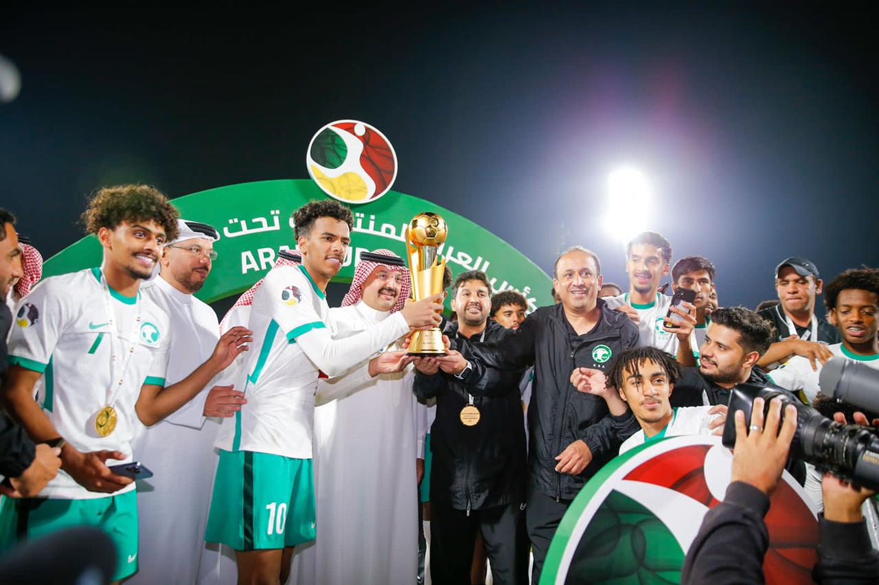 تركي بن طلال يتوج منتخب السعودية بكأس العرب للشباب 2022